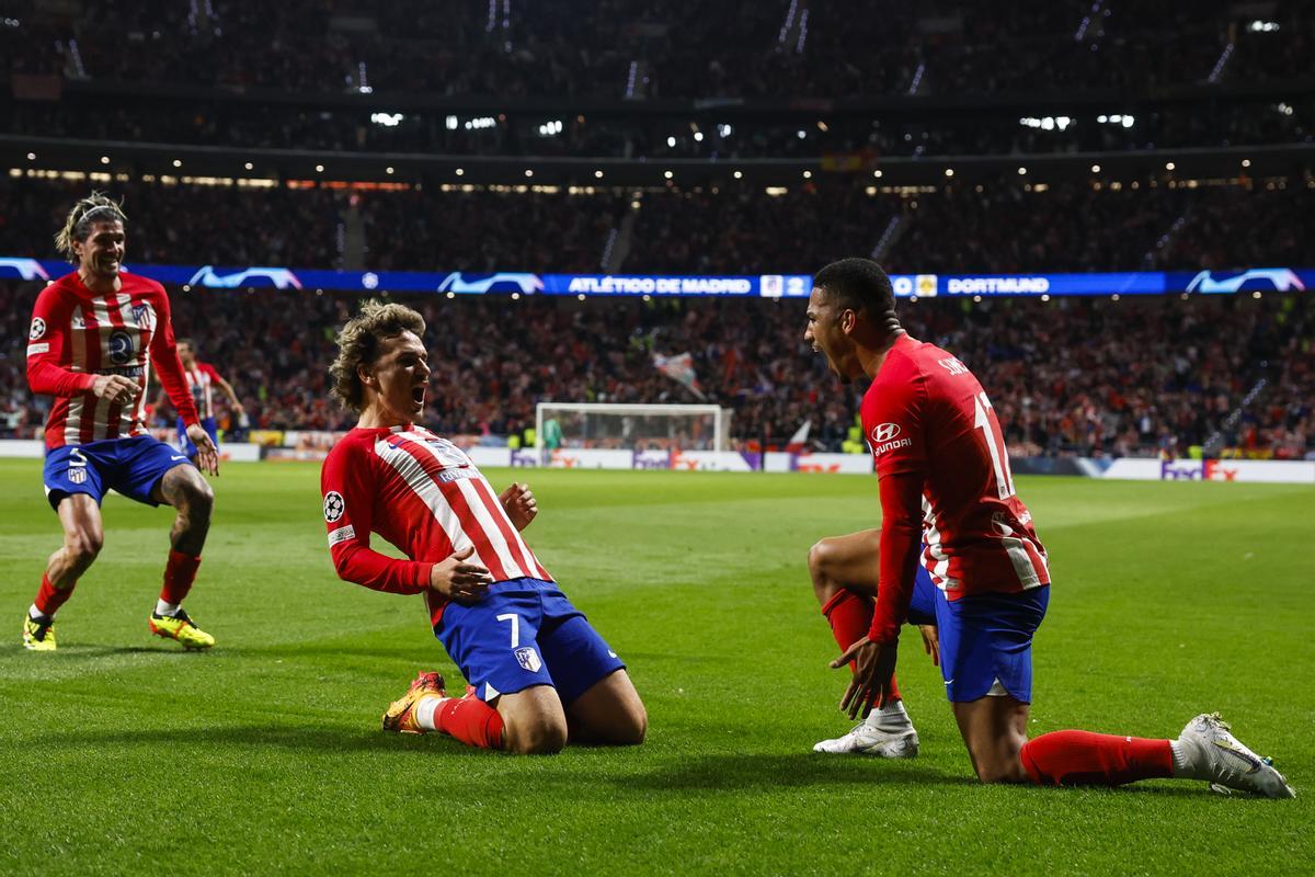 Lino celebra su gol con Griezmann.