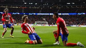 Lino celebra su gol con Griezmann.