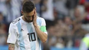 La apesadumbrada reacción de Messi al consumarse la derrota de Argentina contra Francia.