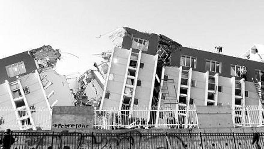 Un edificio partido literalmente a la mitad en la ciudad de Concepción.