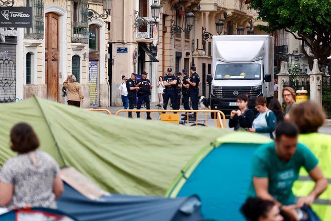 Segundo día de acampada educativa en València: llega la hora de montar el Corpus y acuden furgones de la policía a la plaza de la Virgen