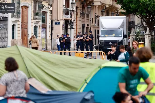 Segundo día de acampada educativa en València: llega la hora de montar el Corpus y acuden furgones de la policía a la plaza de la Virgen