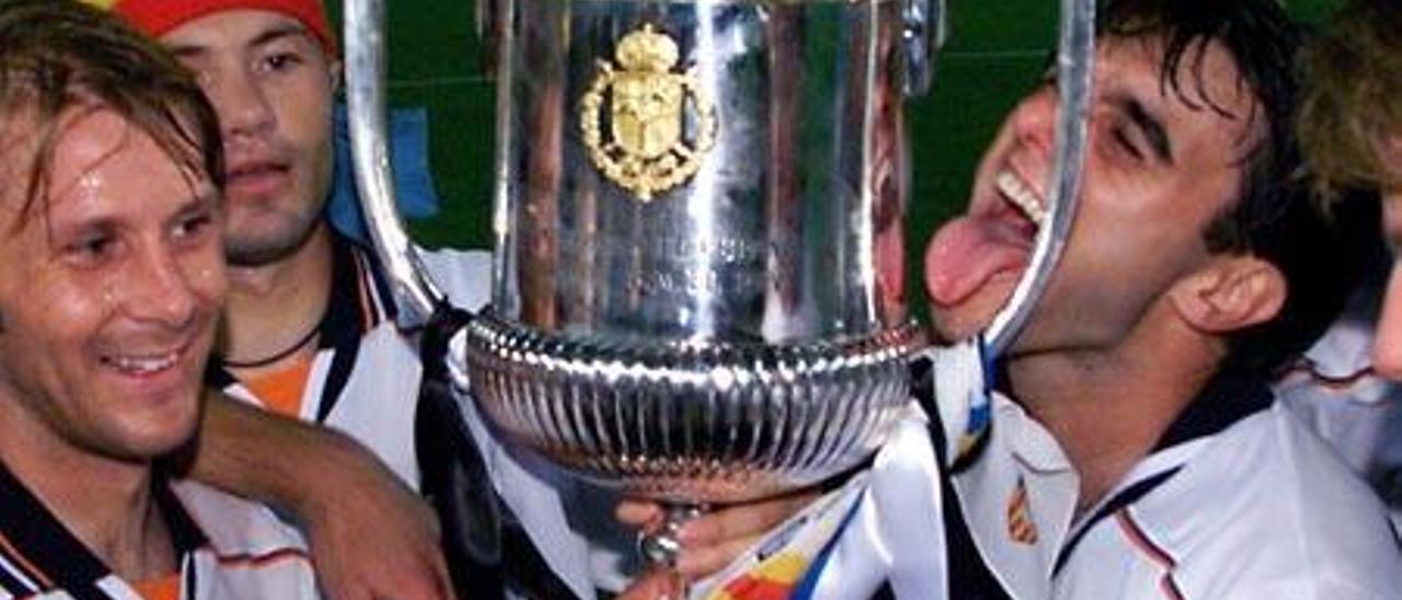 Mendieta, Ilie y Claudio López, con el trofeo de campeón de Copa de Sevilla.