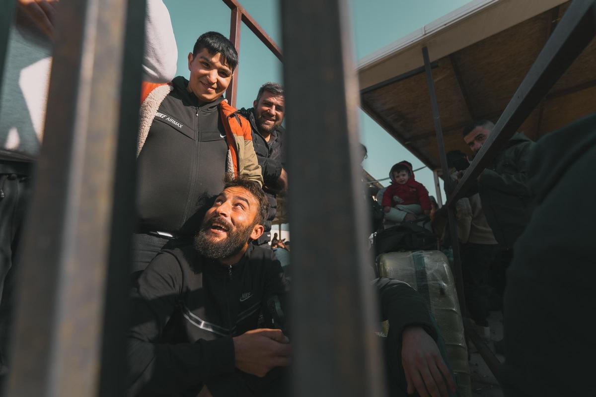 Refugiados sirios aguardan en la frontera con Turquía a regresar a su país.