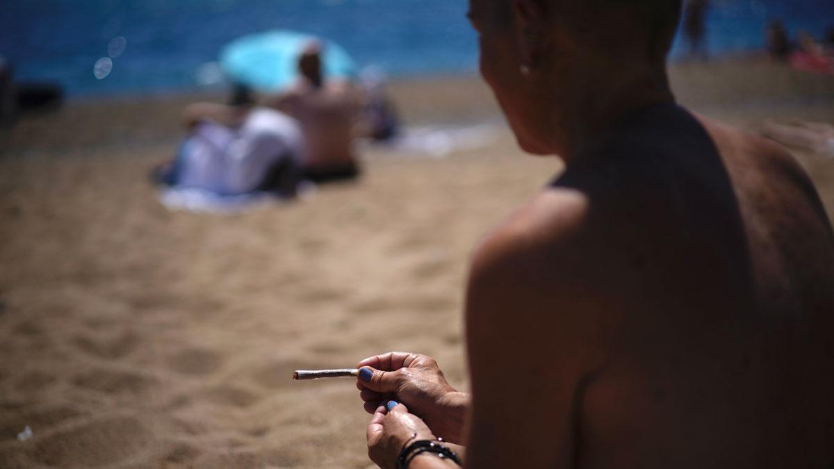 Primer día de playas sin humo en Barcelona