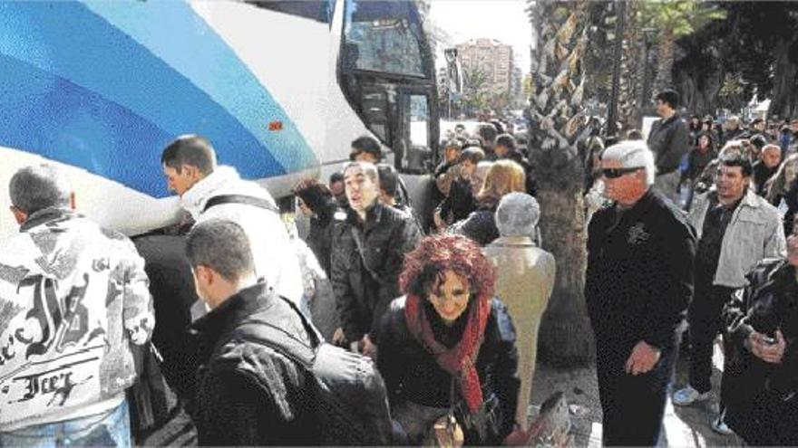 Los 3.000 pasajeros afectados son trasladados en autobuses desde Alicante hasta sus destinos.