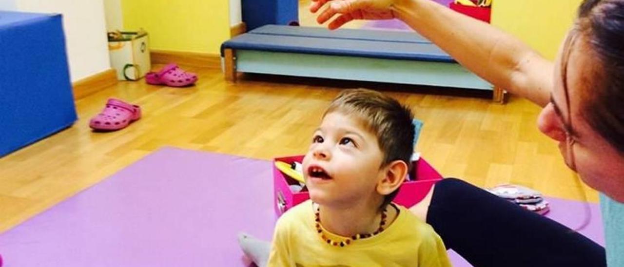 Lucas, durante una sesión de tratamiento para abordar su parálisis cerebral.