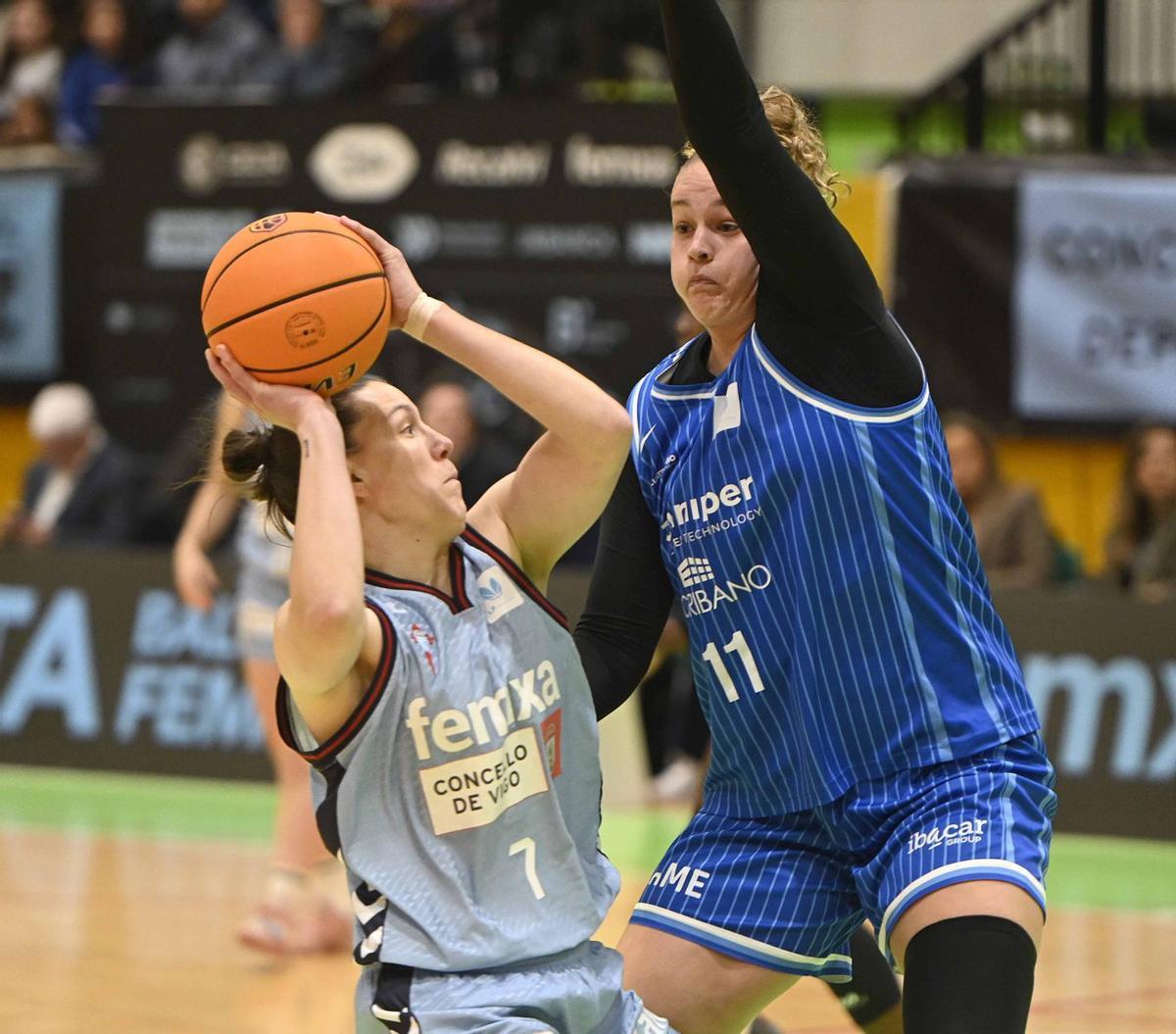 Diana Cabrera, del Celta Femxa Zorka, intenta lanzar a canasta. | PABLO HERNÁNDEZ GAMARRA