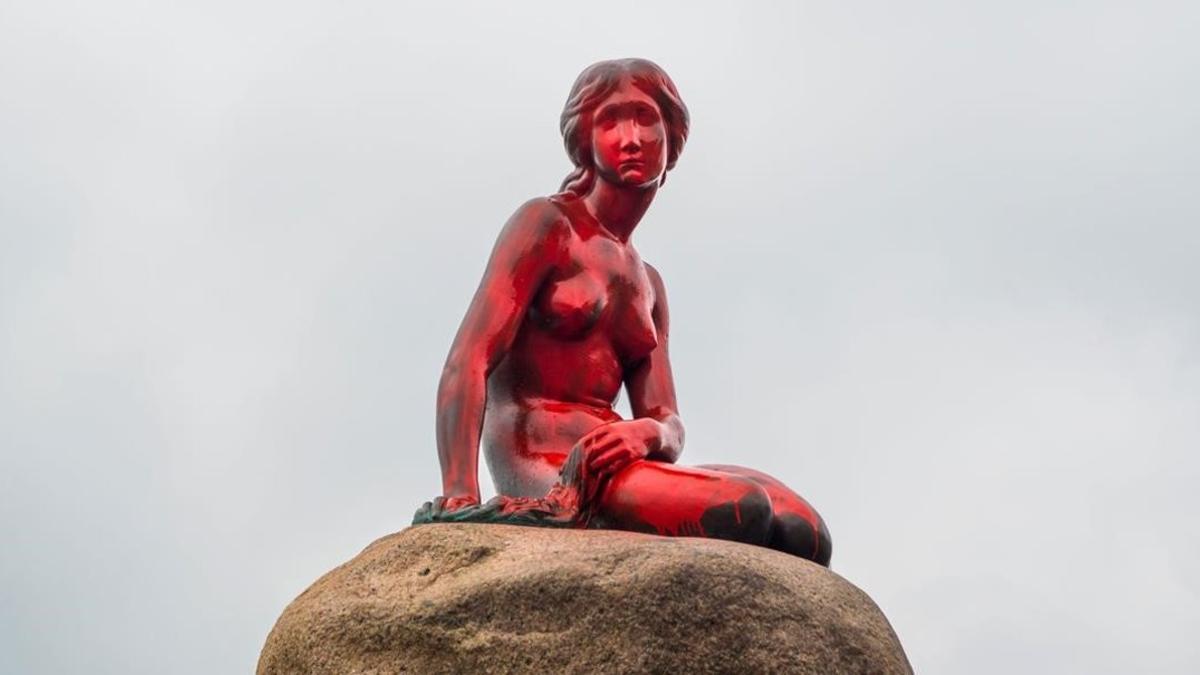 La sirenita de Copenhague, pintada de rojo, el pasado día 30.