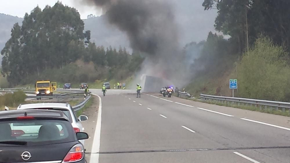 Accidente de un camión en la A-8 a la altura de Villaviciosa