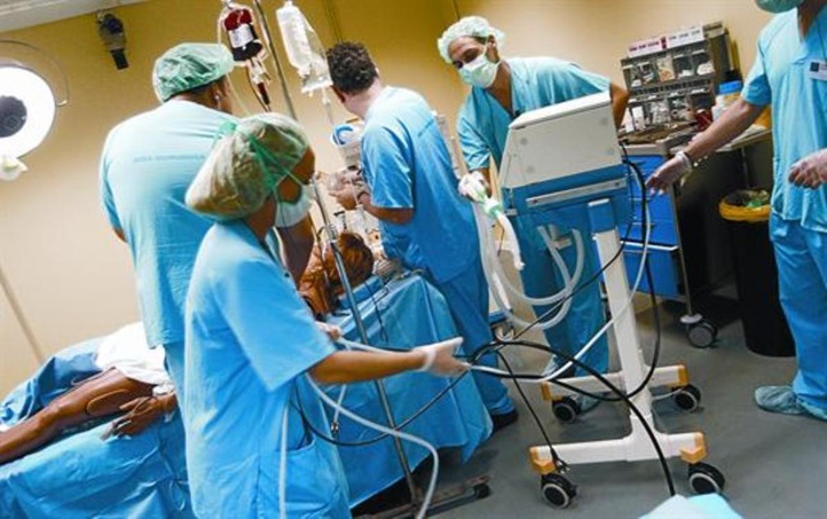 CLASSE PRÀCTICA.Un dels grups de metges internistes que han fet el curs, en una simulació d’un cas d’emergència.