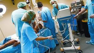 CLASSE PRÀCTICA.Un dels grups de metges internistes que han fet el curs, en una simulació d’un cas d’emergència.