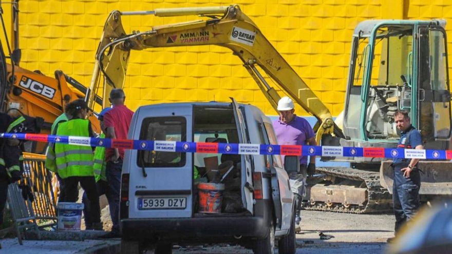 Las obras del hipermercado de Vilagarcía rompen una tubería de gas y obligan al desalojo de vecinos