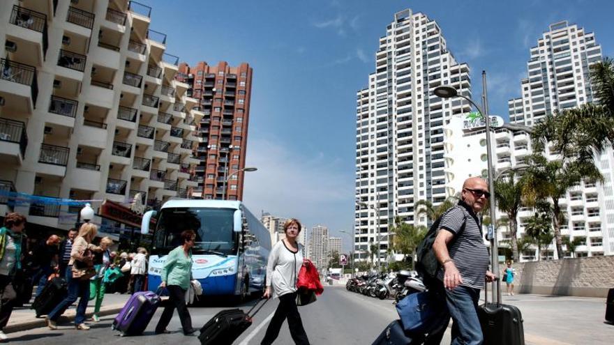 Varios turistas llegan con maletas a Benidorm en una imagen de archivo.