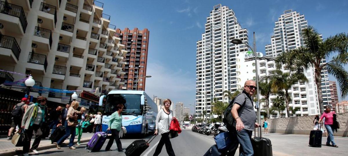 Varios turistas llegan con maletas a Benidorm en una imagen de archivo.