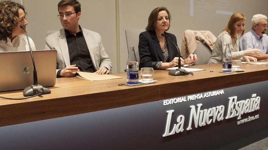 De izquierda a derecha, Agustina Pérez, David Ordóñez, Otilia Requejo, Rosa Morán y Luis Núñez, ayer, en el Club Prensa Asturiana de LA NUEVA ESPAÑA.