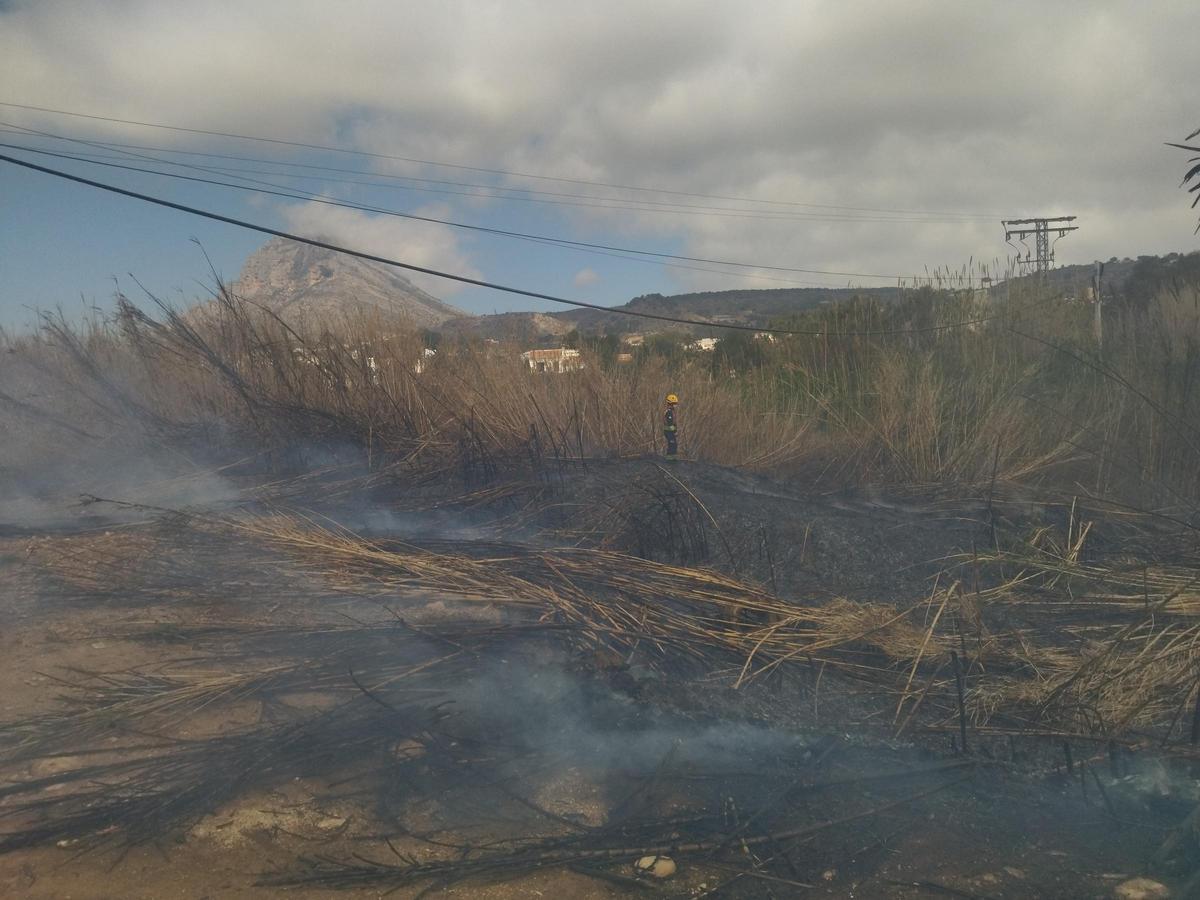 El fuego ha originado una densa humareda.