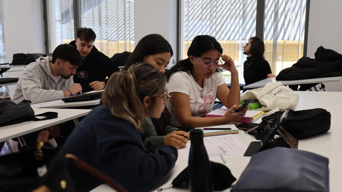 Alumnos de la UPCT, este martes por la mañana en clase.