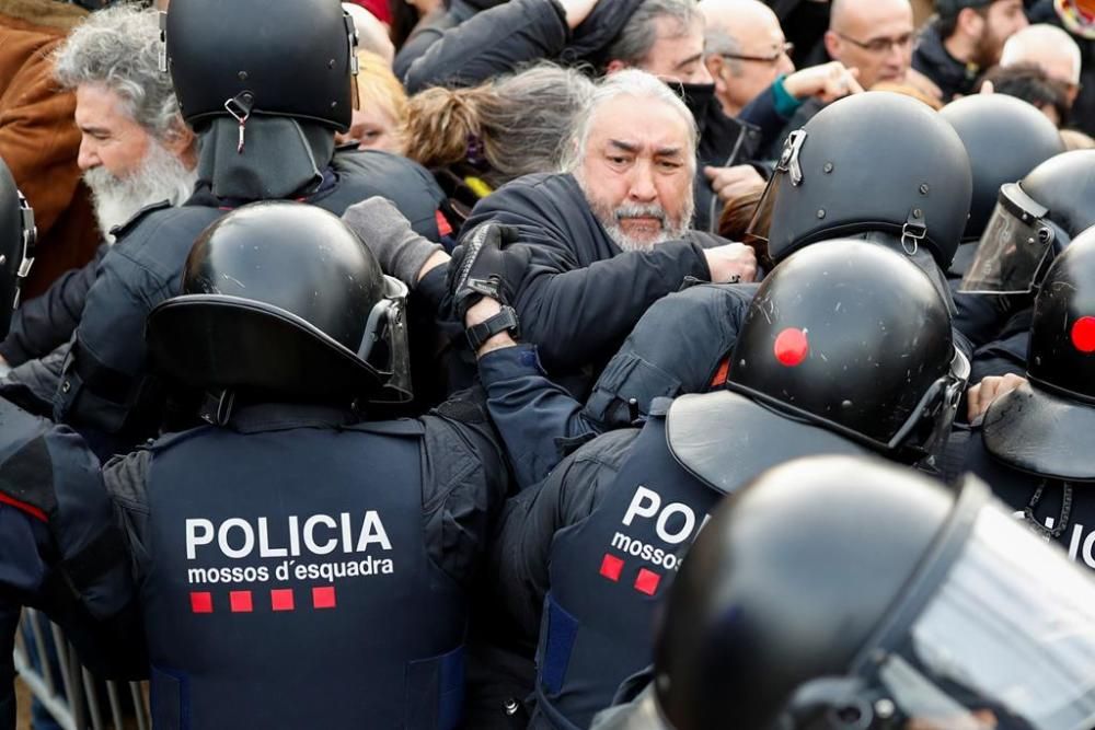 Protestes i tensió a l'exterior del Parlament de Catalunya