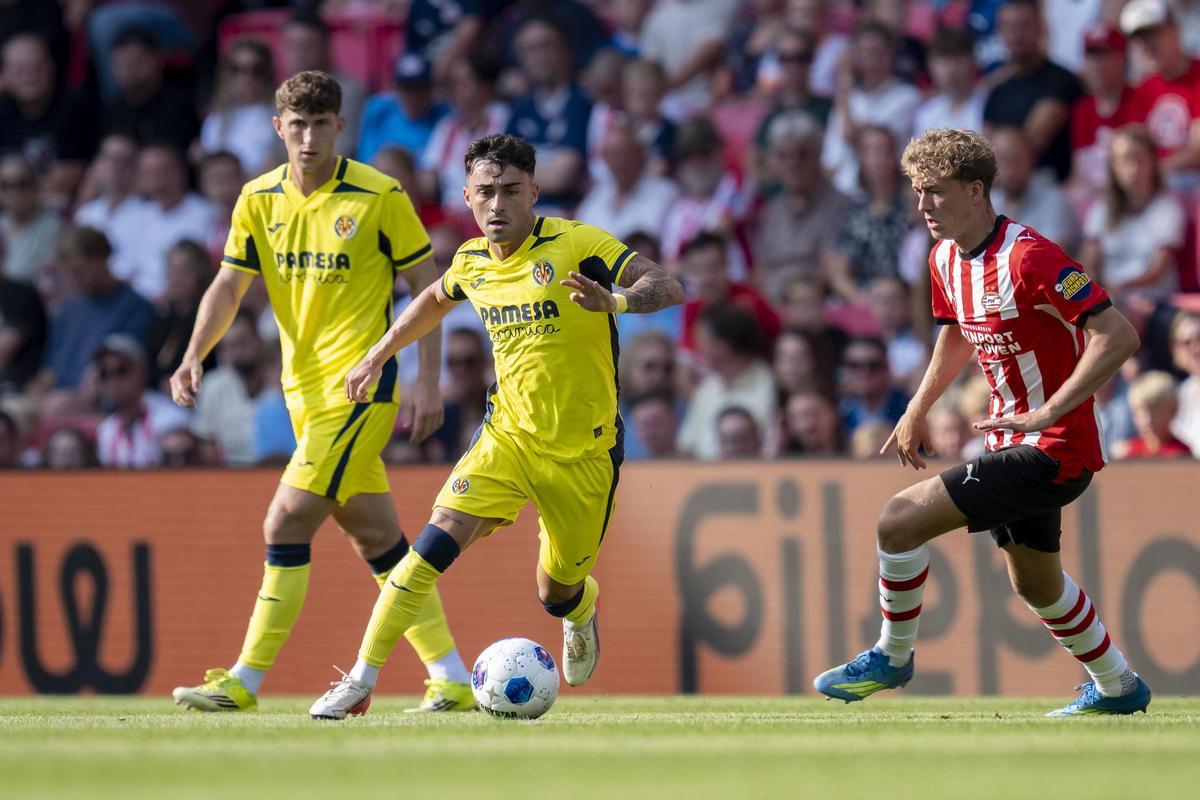 Moleiro, con el esérico, y tras él Pau Navarro en el triunfo del Villarreal ante el PSV Eindhoven.