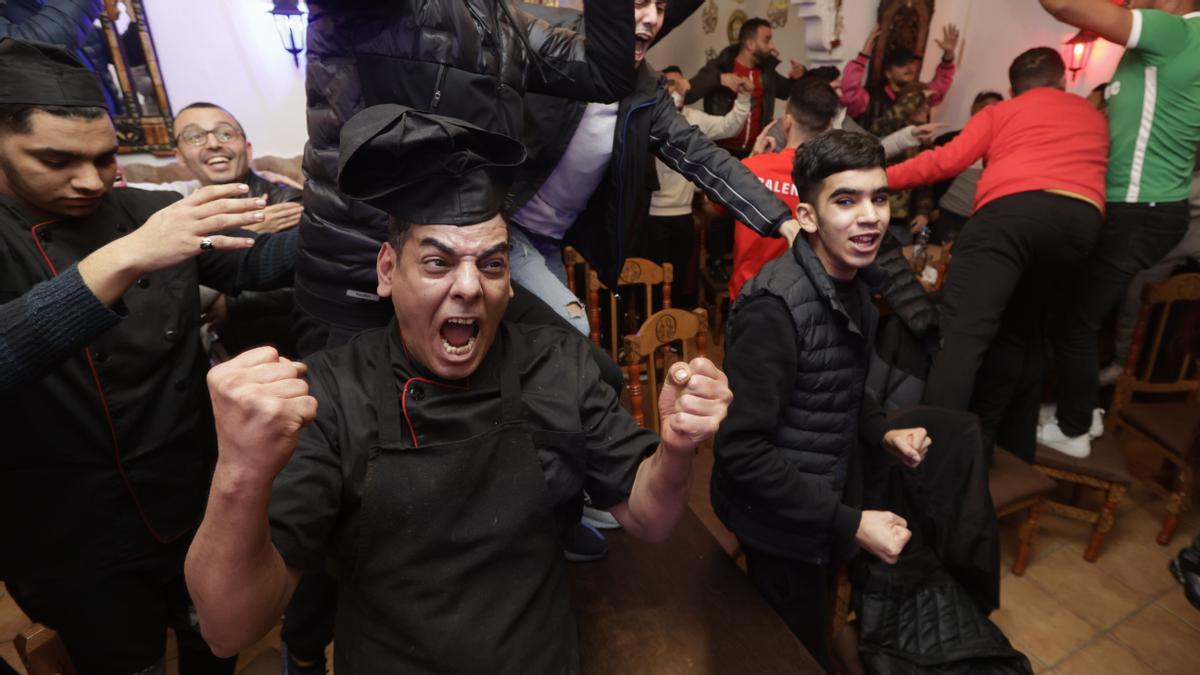 Seguidores marroquís celebran la victoria en el restaurante Rahma del Raval