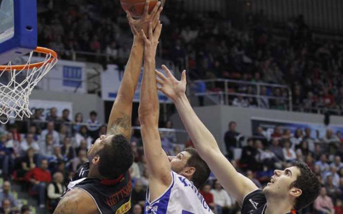 Ivanov lucha por un rebote con Hettsheimeir y Fontet.