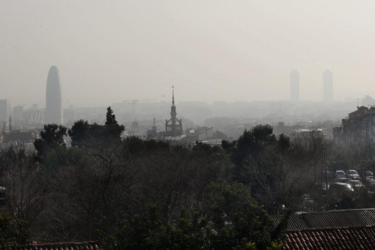 Parte del ’skyline’ de la ciudad de Barcelona, semioculto por la elevada contaminación.
