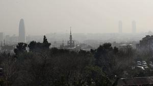 Part de l’’skyline’ de la ciutat de Barcelona, semiocult per l’elevada contaminació.