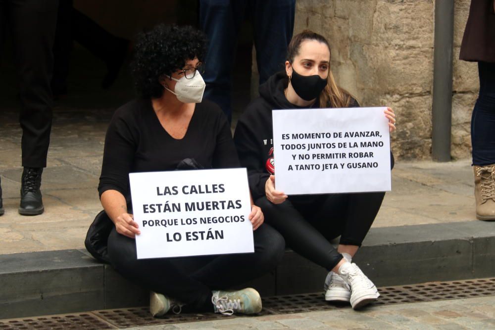 Autònoms protesten davant l''Ajuntament de Girona