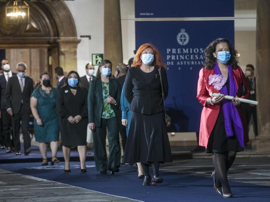 En primer término, Cristina Fuentes La Roche y María Sheila Cremaschi, del Hay Festival; la siguen Nieves Mijimolle -tapada-, Marta García Clemente, María Luisa Pérez Fernández, María Jesús Amaro Martín, José Eugenio Guerrero y Javier García Fernández.