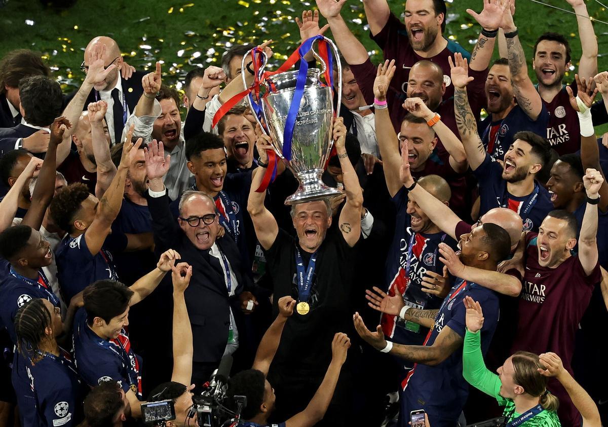 Luis Enrique celebrando la Champions League con todo su equipo