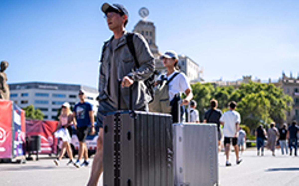 Turistes amb maletes pel centre de Barcelona, el juny passat. | ZOWY VOETEN