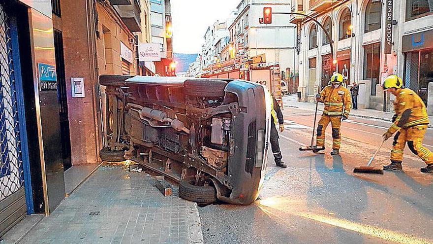 Una furgoneta se estrella contra una pared de Entenza