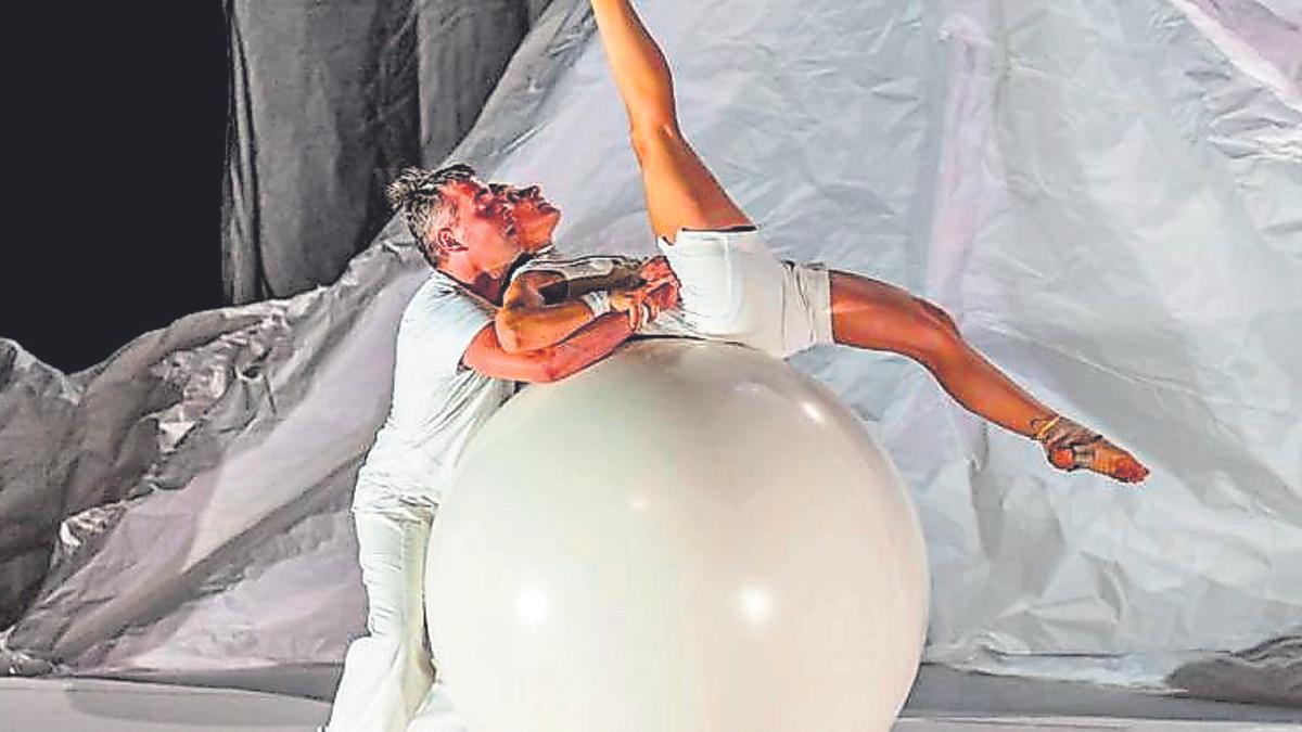 Circo, acrobacia e poesía visual con ‘Nanuq’ no Auditorio