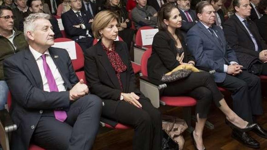 Arriba, por la izquierda, el rector, Santiago García Granda; Begoña Sesma, presidenta del Consejo Consultivo; Carmen de la Uz, vicepresidenta de la Cámara, y Alfredo Canteli.