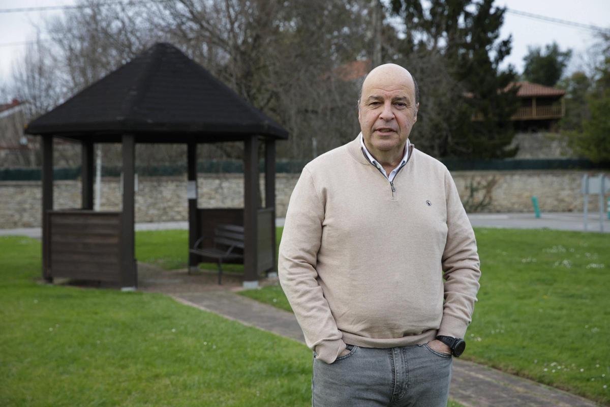Hugo de la Fuente Canal, en la plaza del Curullu, en Castiello.