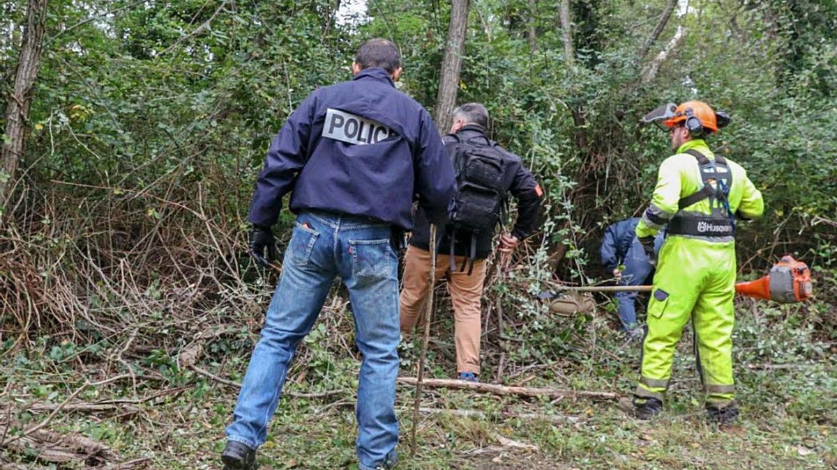 Policías y operarios trabajan en la zona en la que fue hallado herido de gravedad Roberto Torres en Ardèche. | | LE DAUPHINÉ LIBERÉ