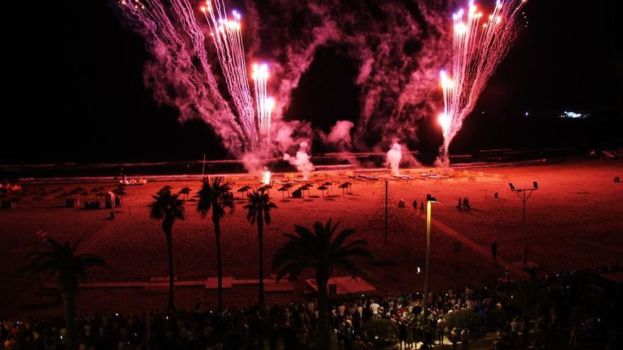 Cientos de vecinos y turistas de Orpesa disfrutaron del sonido, la luz y el color del castillo acuáticos de fuegos artificiales.