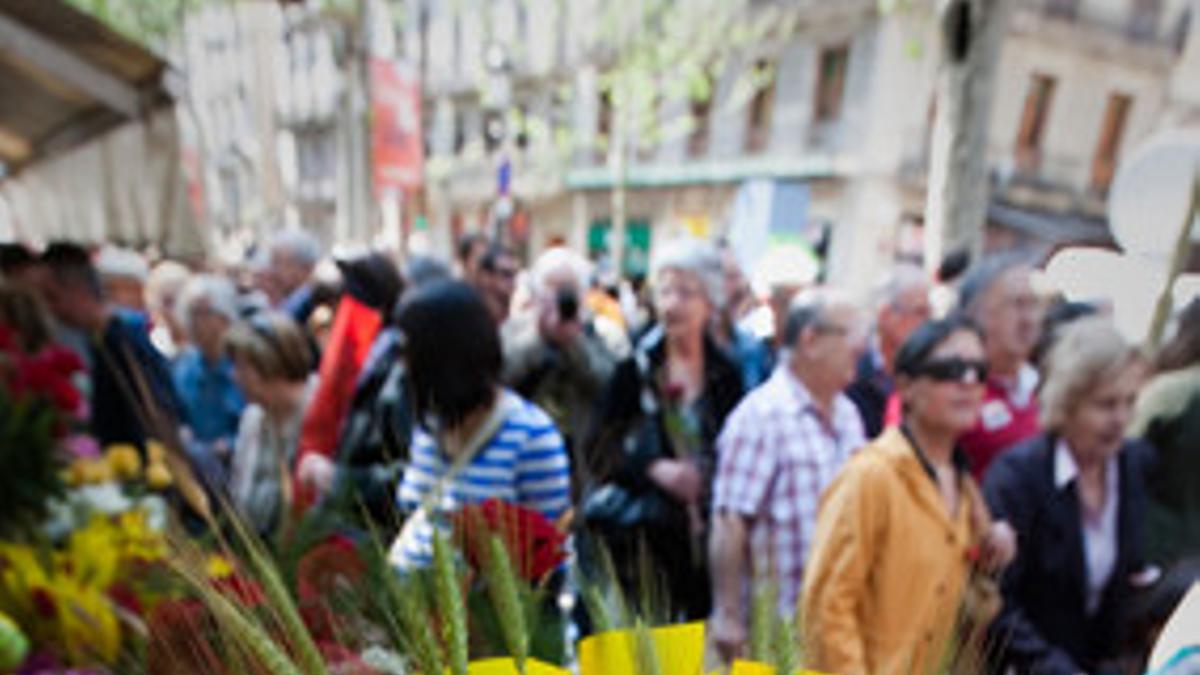 Jornada festiva. Una escena típica de Sant Jordi 2014, con ciudadanos inundando las calles y los ramos de rosas presidiendo los puestos callejeros.