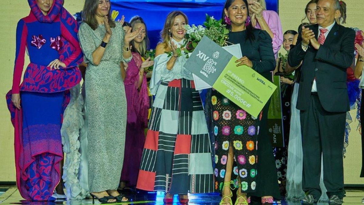La presidenta del Cabildo de Tenerife, Rosa Dávila, el consejero de Educación y Empleo, Efraín Medina y la Madrina del Concurso de Jóvenes Diseñadores, Bibiana Fernández, junto a la ganadora Annaiss.
