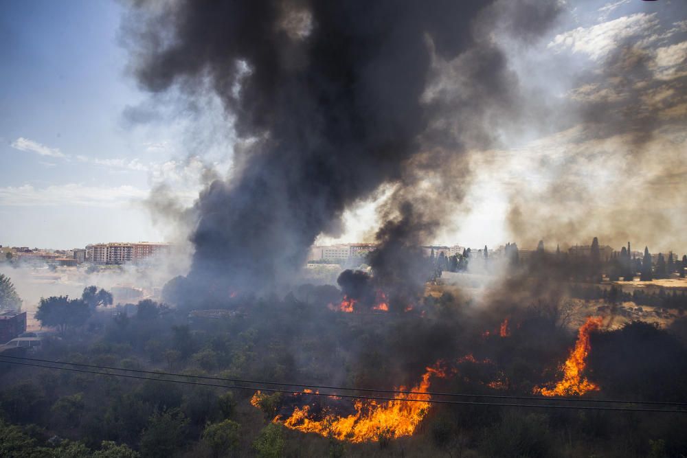 Incendio junto al cementerio de Castelló