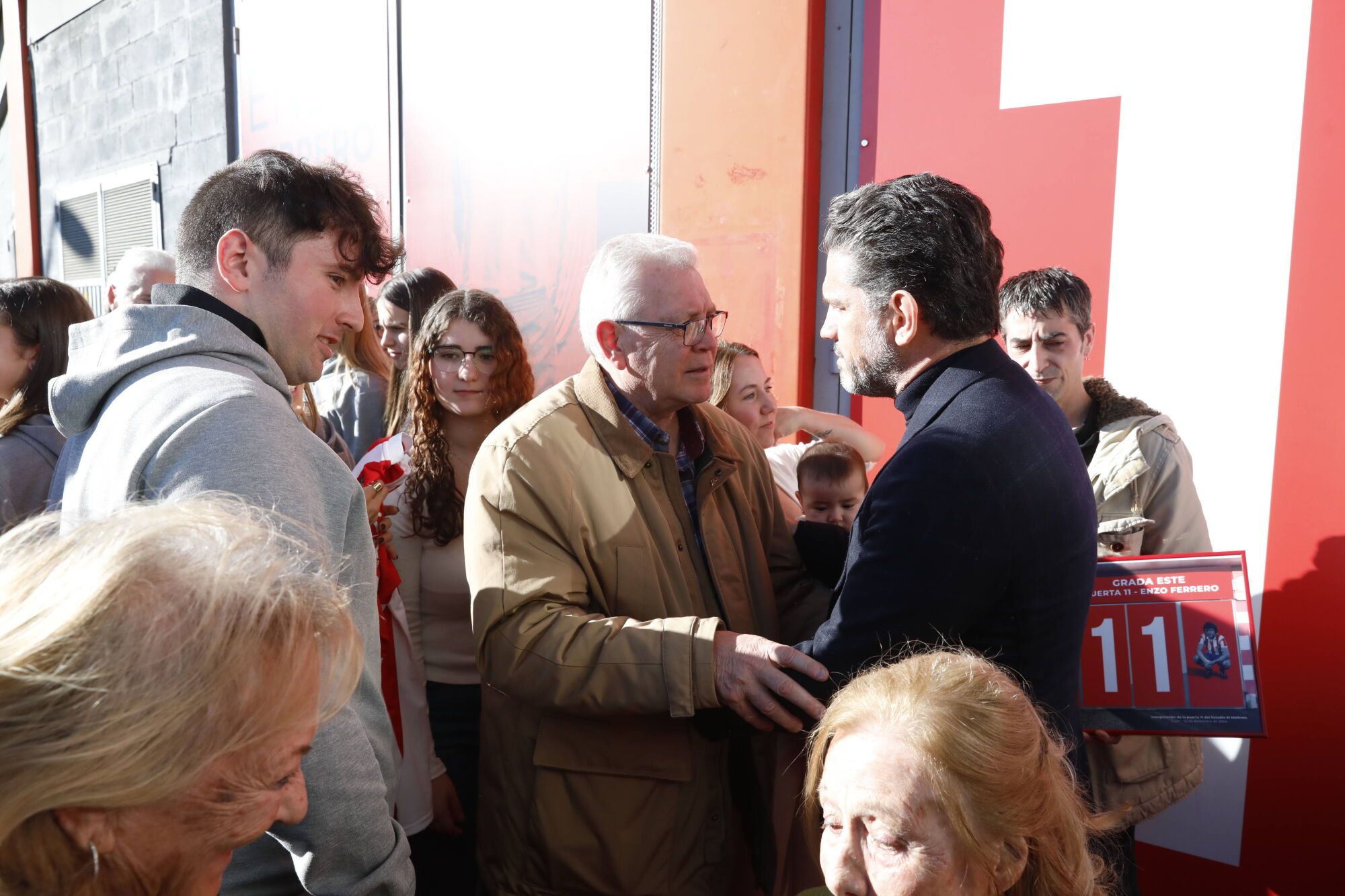 Enzo Ferrero descubre la puerta 11 de El Molinón
