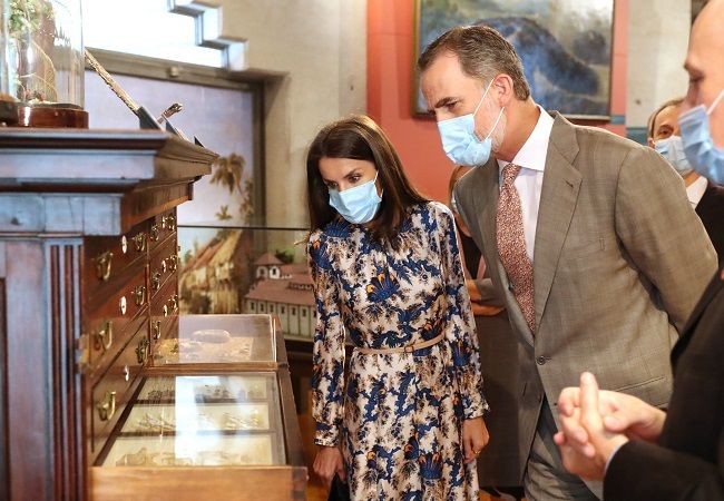 El rey Felipe y la reina Letizia, con vestido estampado de Sandro, en el Museo Nacional de Ciencias Naturales