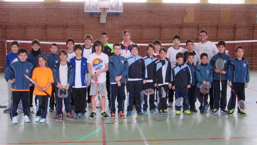 Los participantes de la primera jornada de bádmiton escolar en la capital posan para una foto de familia.