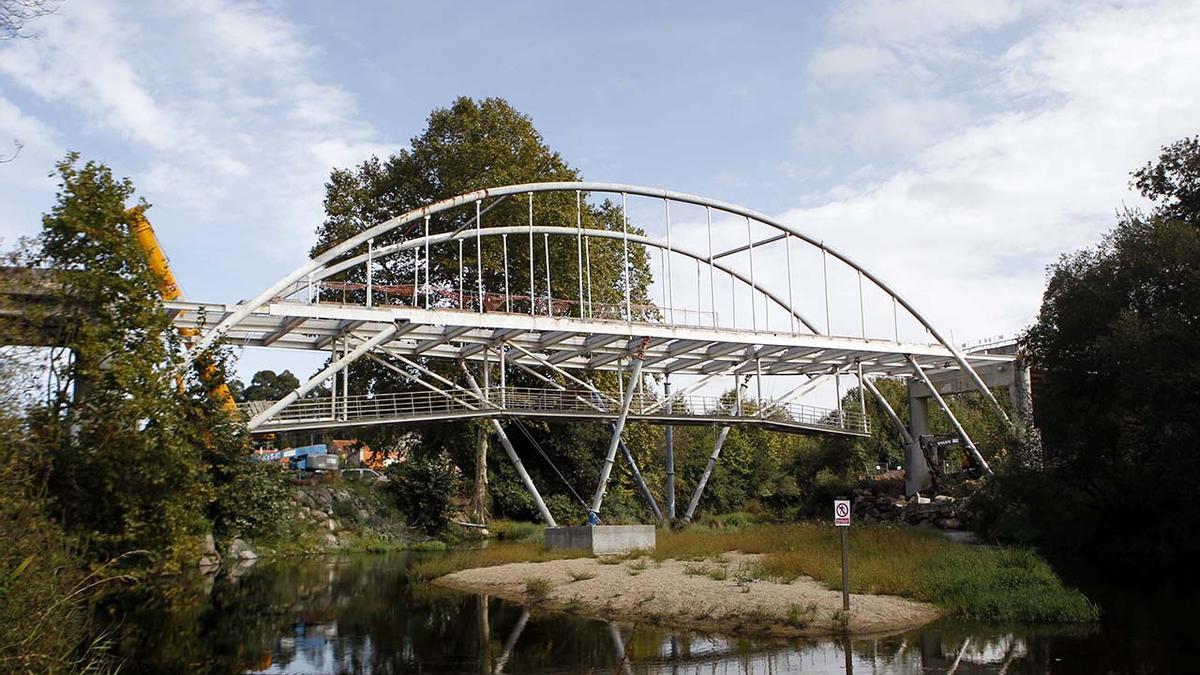 Desmontaje del puente del Umia.