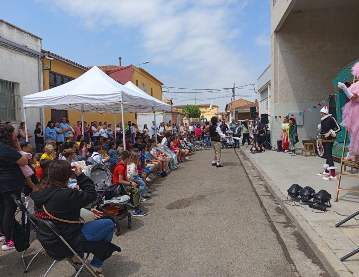 Majas y danzantes, en las fiestas.  | SERVICIO ESPECIAL