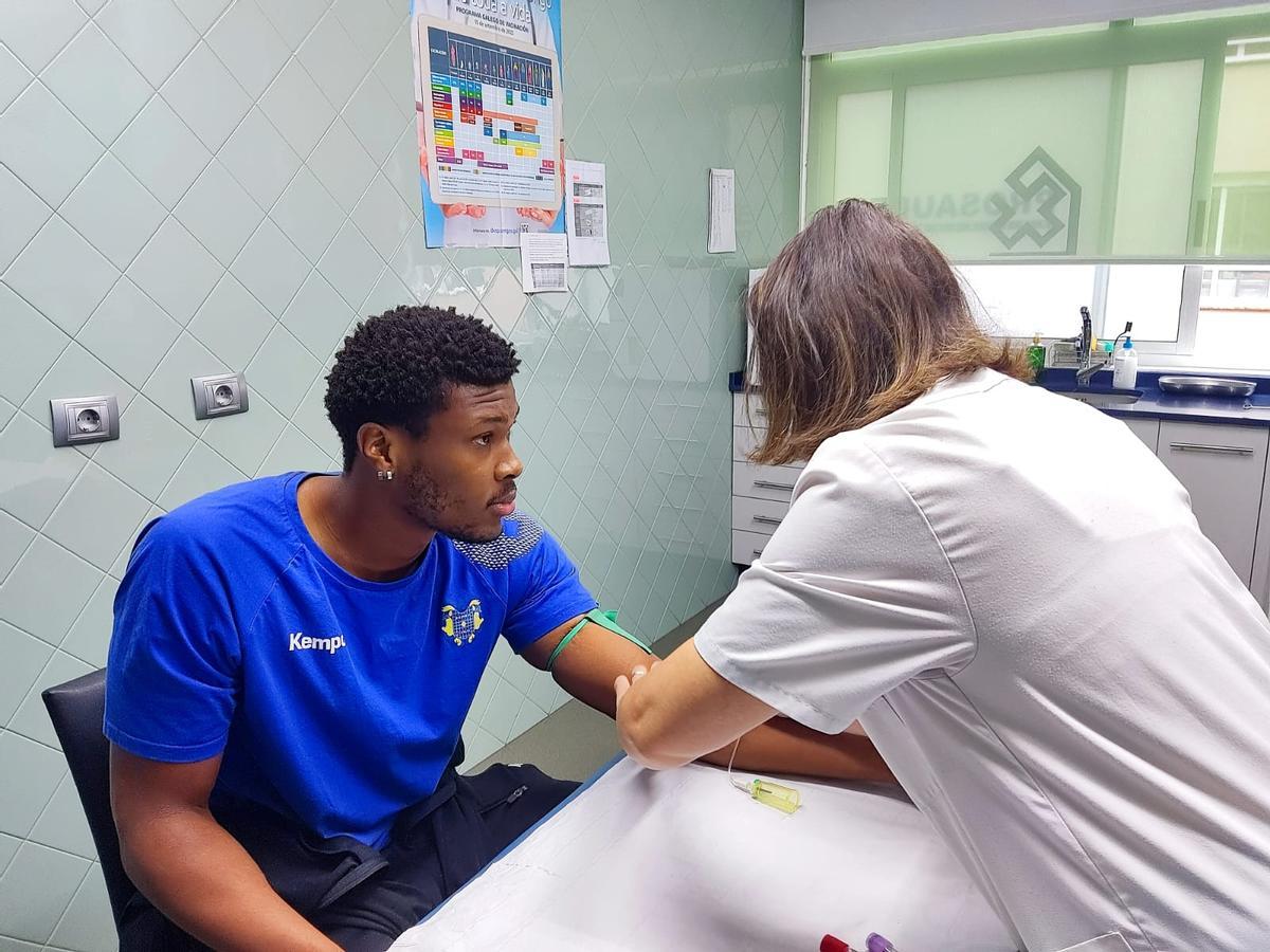 Elcio Carvalho durante las pruebas médicas que se le realizaron a todos los jugadores del Frigoríficos.