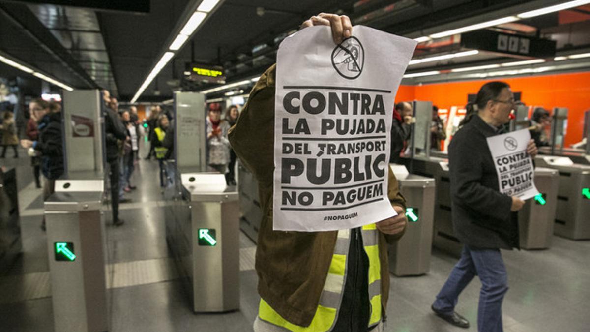 Protesta en la estación de metro de Arc de Triomf contra la subida del transporte, este miércoles.