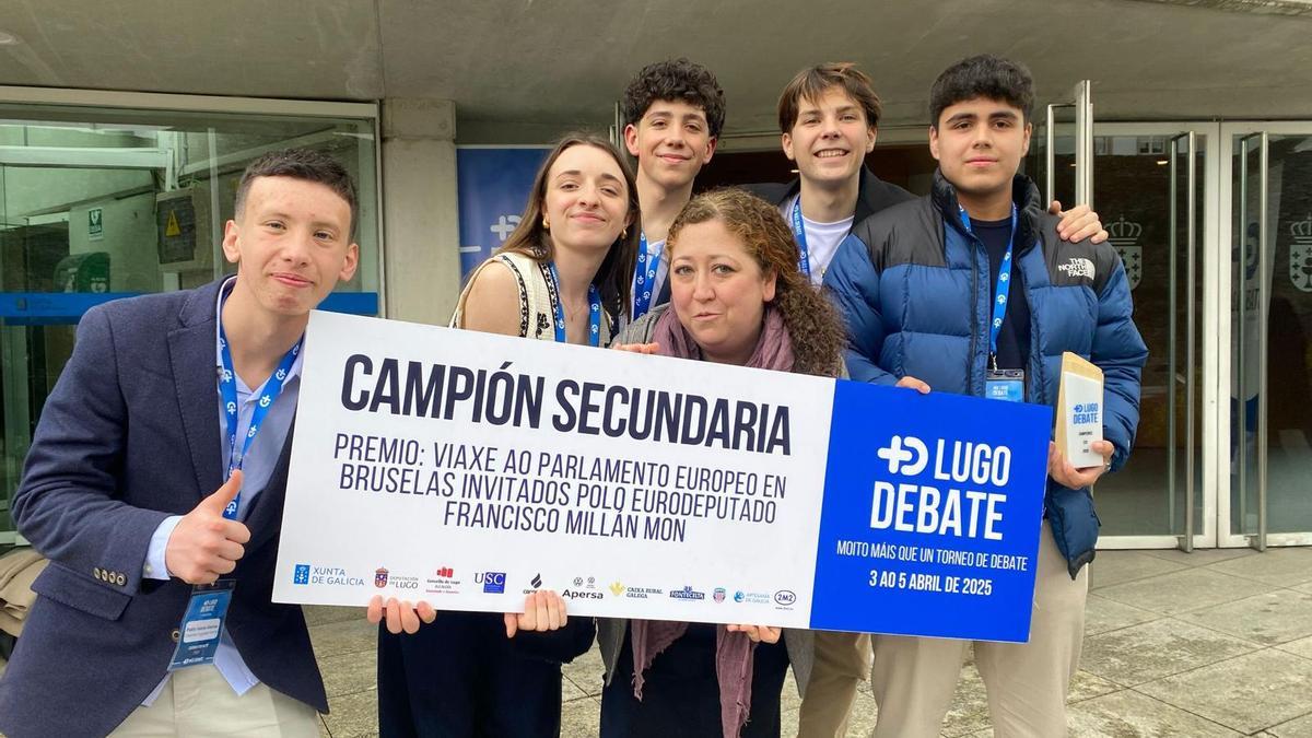 El equipo vilagarciano en pleno con el cartel de campeón del evento.