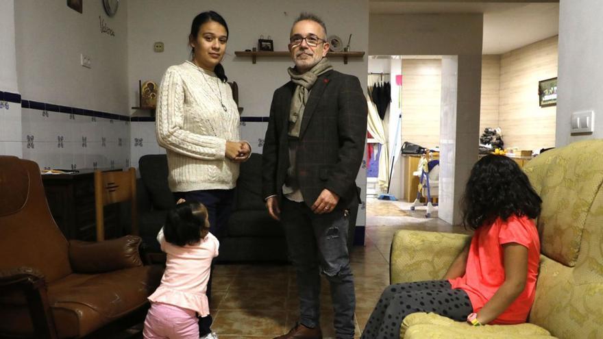Jina y José Macías
en la casa de la colombiana
en Paterna. m.a.montesinos